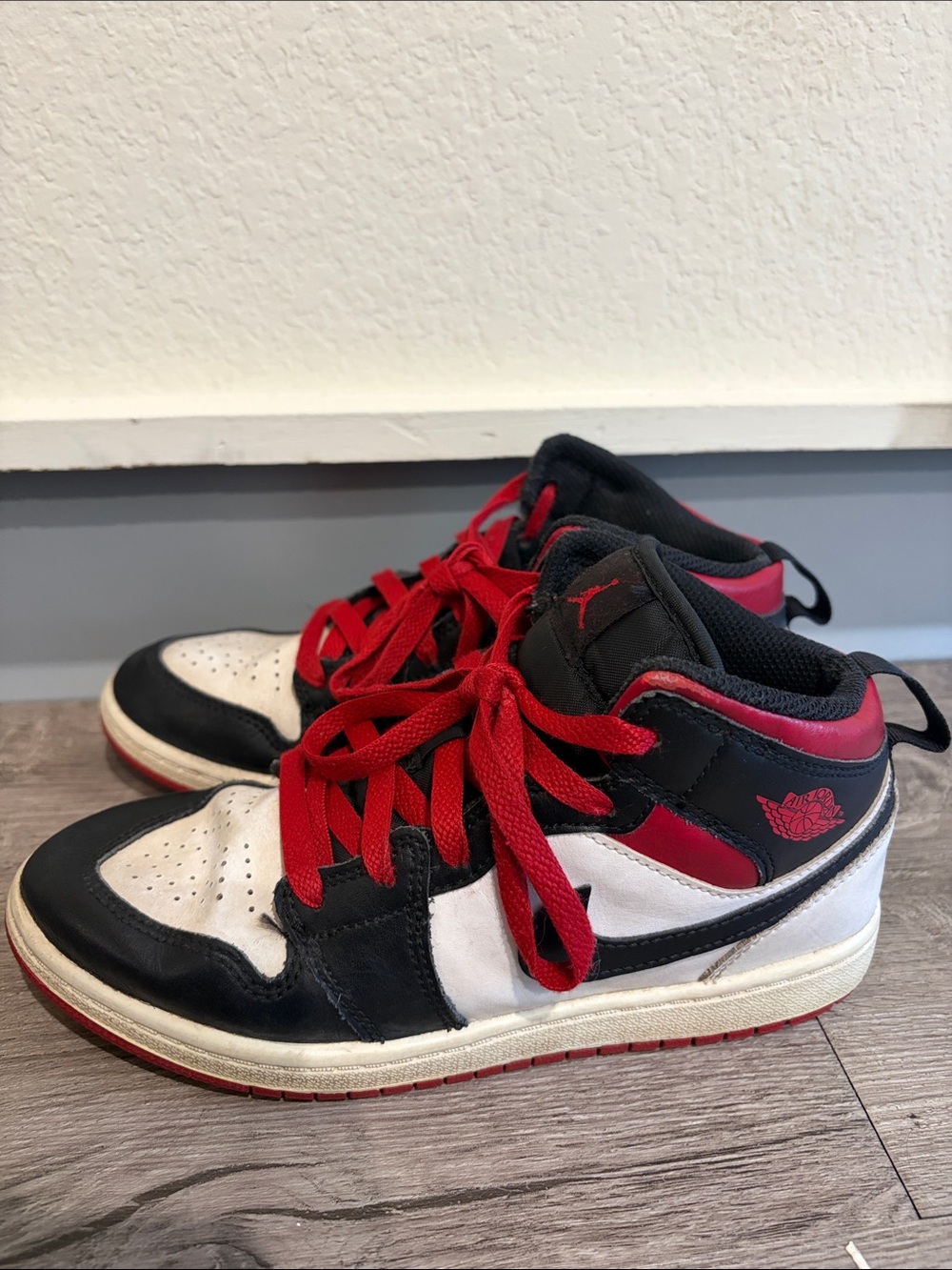 Air Jordan Style Kids' High-Top Sneakers in Black/White/Red